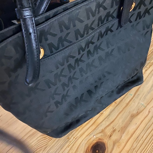 Price drop 💕Michael Kors set. Signature Tote with Leather Trim w/ wallet 
Clean - Picture 1 of 15